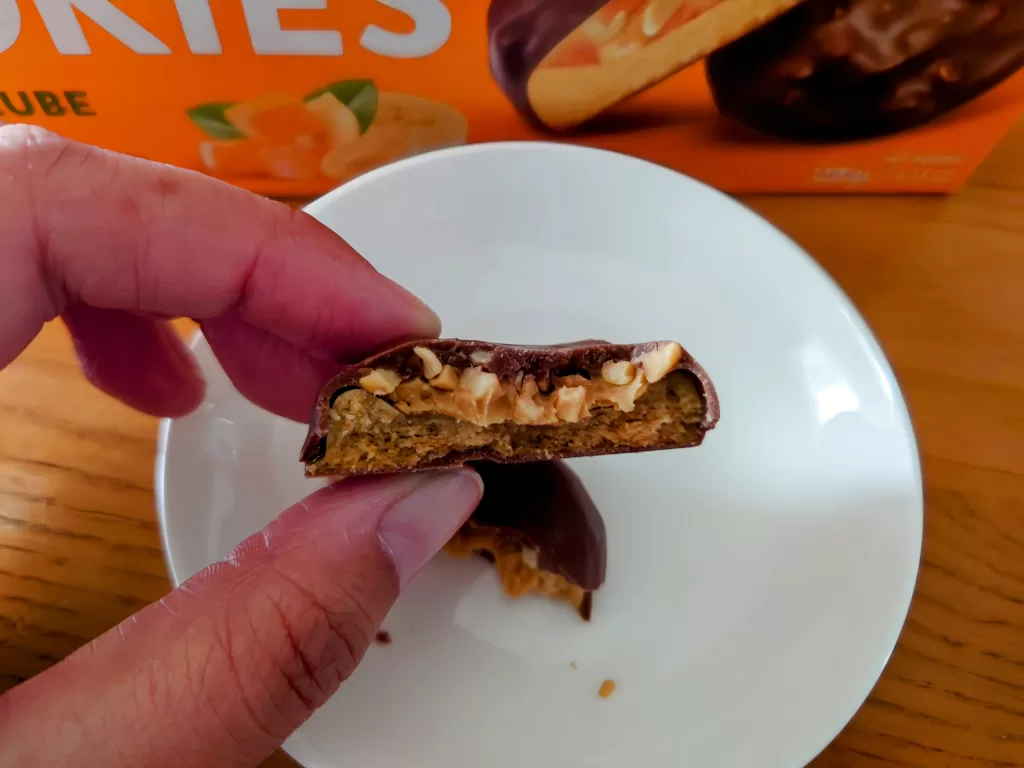 ゼリーキューブビスケット「バナナ&ピーナッツバター」の断面