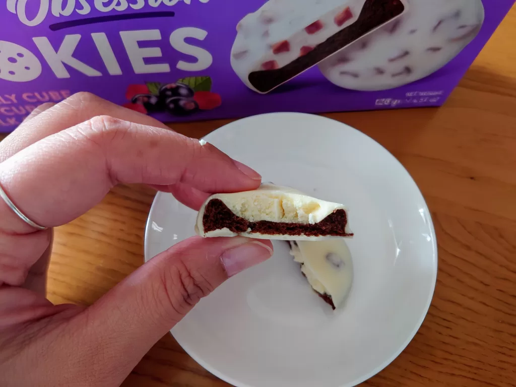 キューブビスケット「カシス&ホワイトグレーズ」断面