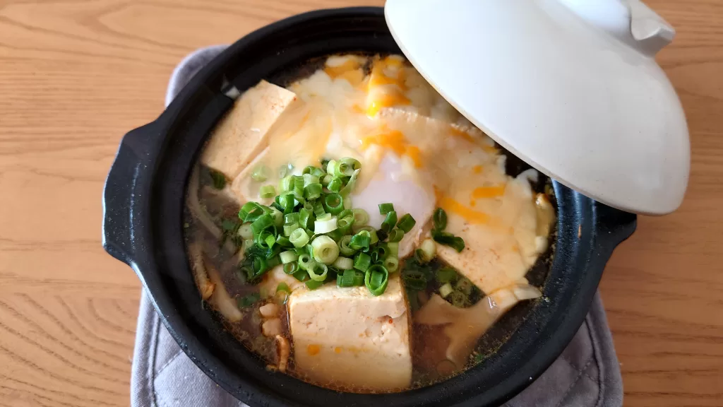 S&Bの「菜館 万能韓国あじ」きのこと豆腐のピリ辛チーズ鍋