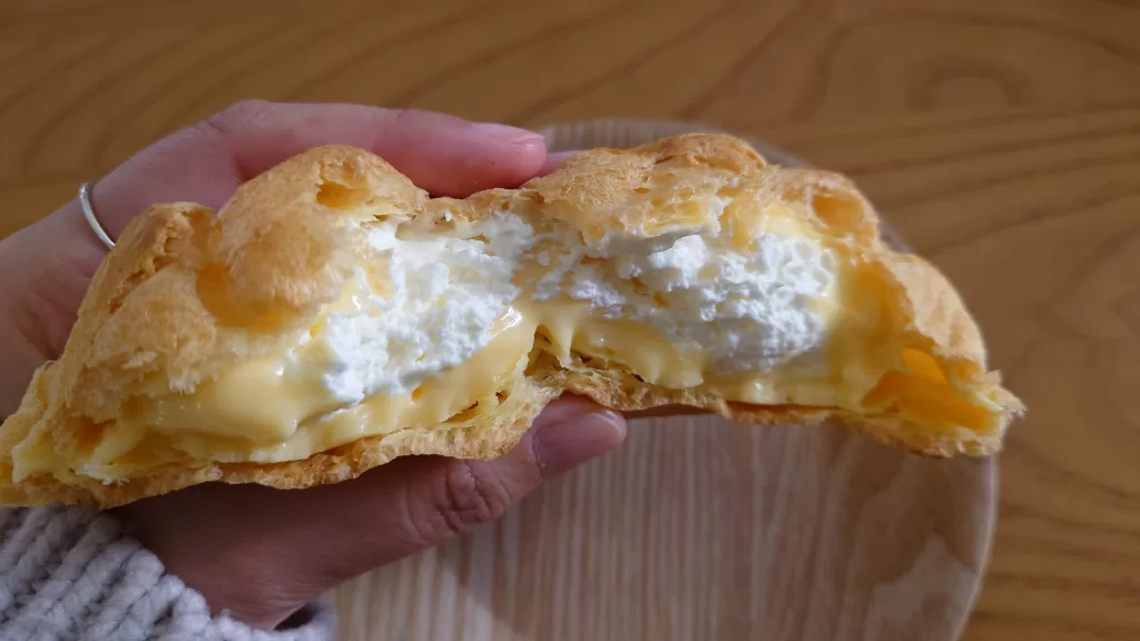 カスタード＆ホイップのシュークリーム　中身