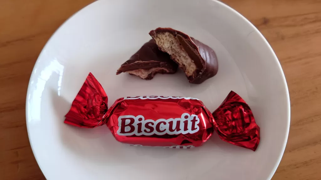 業務スーパーの「カジュアルアソートチョコレート」ビスケット