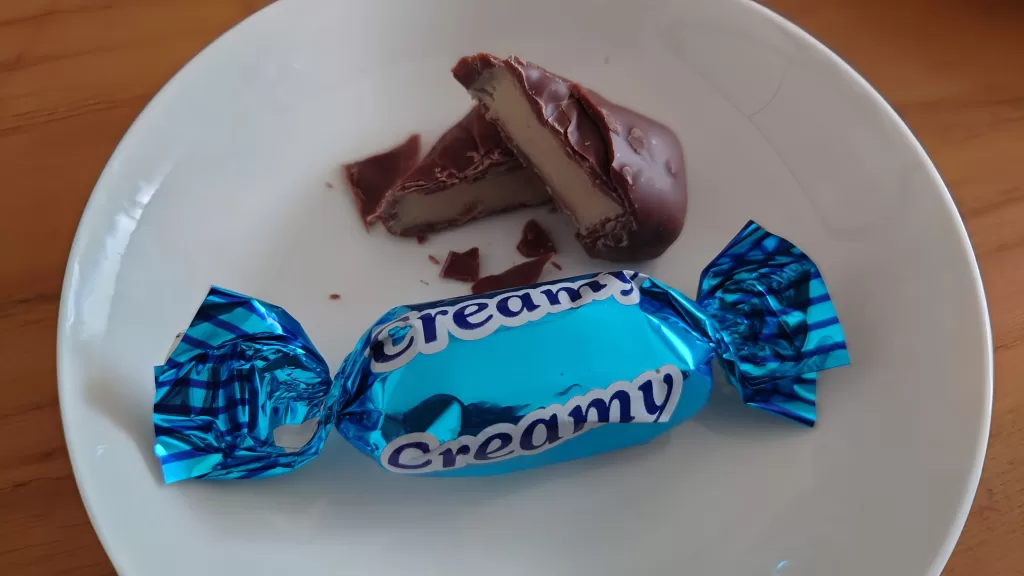 業務スーパーの「カジュアルアソートチョコレート」クリーミーホワイトヌガー