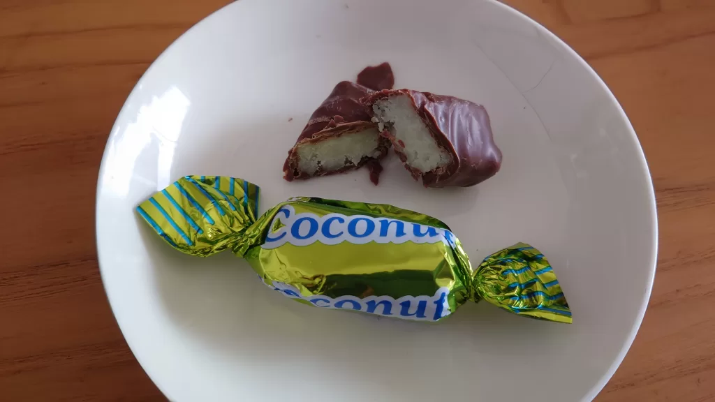 業務スーパーの「カジュアルアソートチョコレート」ココナッツ