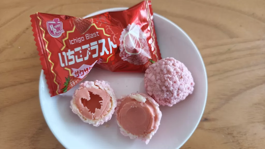 いちごブラスト。3cmほどの球体のウエハース。中にいちごフレーバーのクリームが入っている。