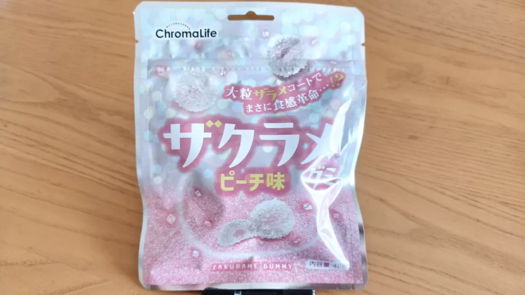 ザクラメグミ ピーチ味のパッケージ。白ベースにピンクのアクセントが可愛い。
