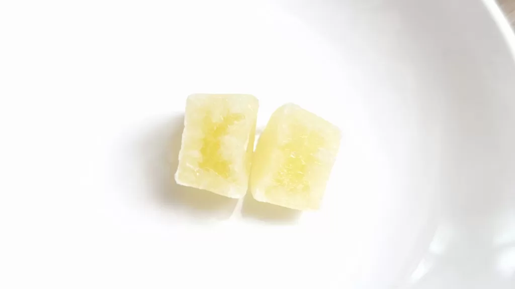 カッとした様子。コーティングが厚めでシャリシャリが際立つ。