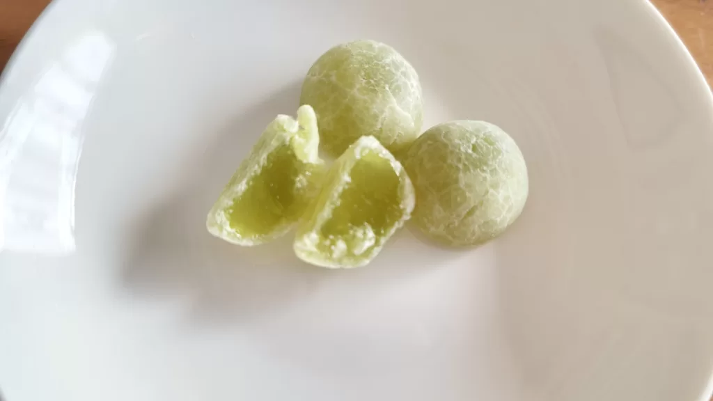 ソルベットグミの断面。周りのコーティングが厚め。