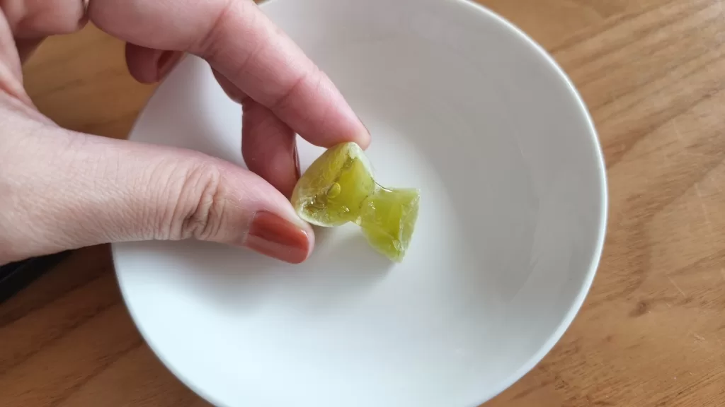 ソルベットグミ シャインマスカット味を温めた状態。中がとけてとろとろに。