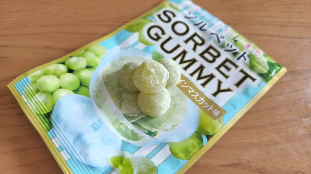 ソルベットグミ シャインマスカット味のパッケージと中身。つるん、ころんとしていてかわいい。