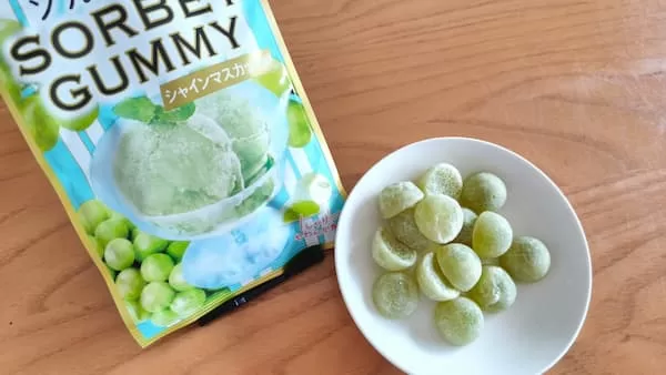 ソルベットグミシャインマスカット味は爽やかなグリーンが印象的なドーム型のグミ