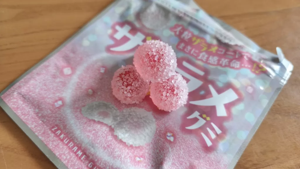 ザクラメグミピーチ味のパッケージとグミ。丸くてかわいいフォルムが美味しそう。