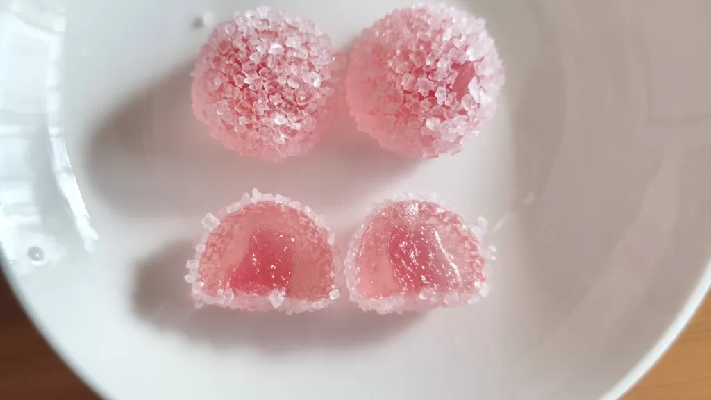 ザクラメグミのアップと断面。大粒のドーム型グミでザラメたっぷり。