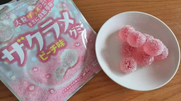ザクラメグミのパッケージとお皿にのせたグミ。ザラメがキラキラしていてかわいい。