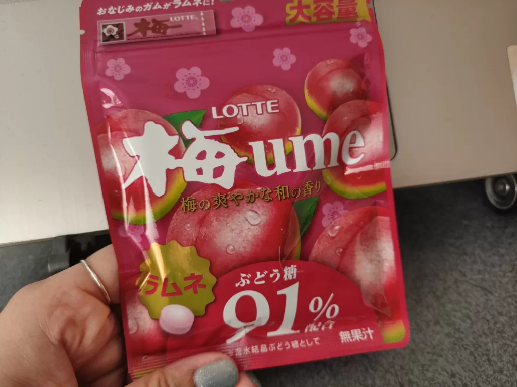 梅ラムネを持っているところ